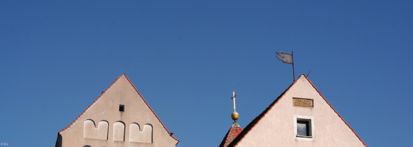 Das historische Gemeindehaus und der Schwedenturm in Kohlberg