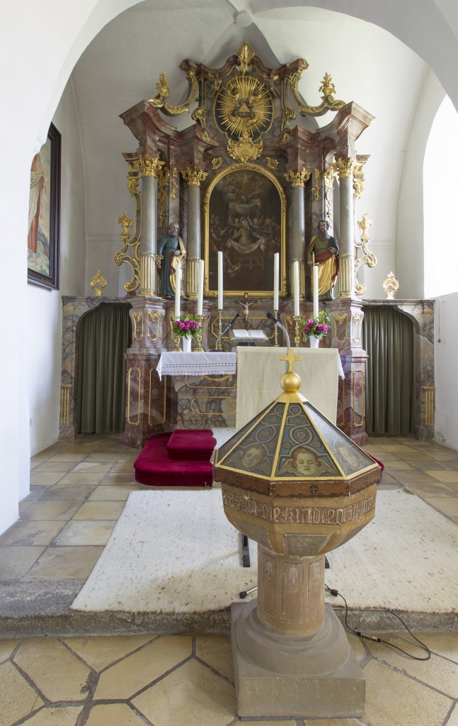 Blick in den Altarraum mit Taufstein (Foto: Stefan Gruber/ Archiv Simultankirchen-Radweg)