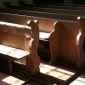 Kirchenbänke im Sonnenlicht (Foto: SG)